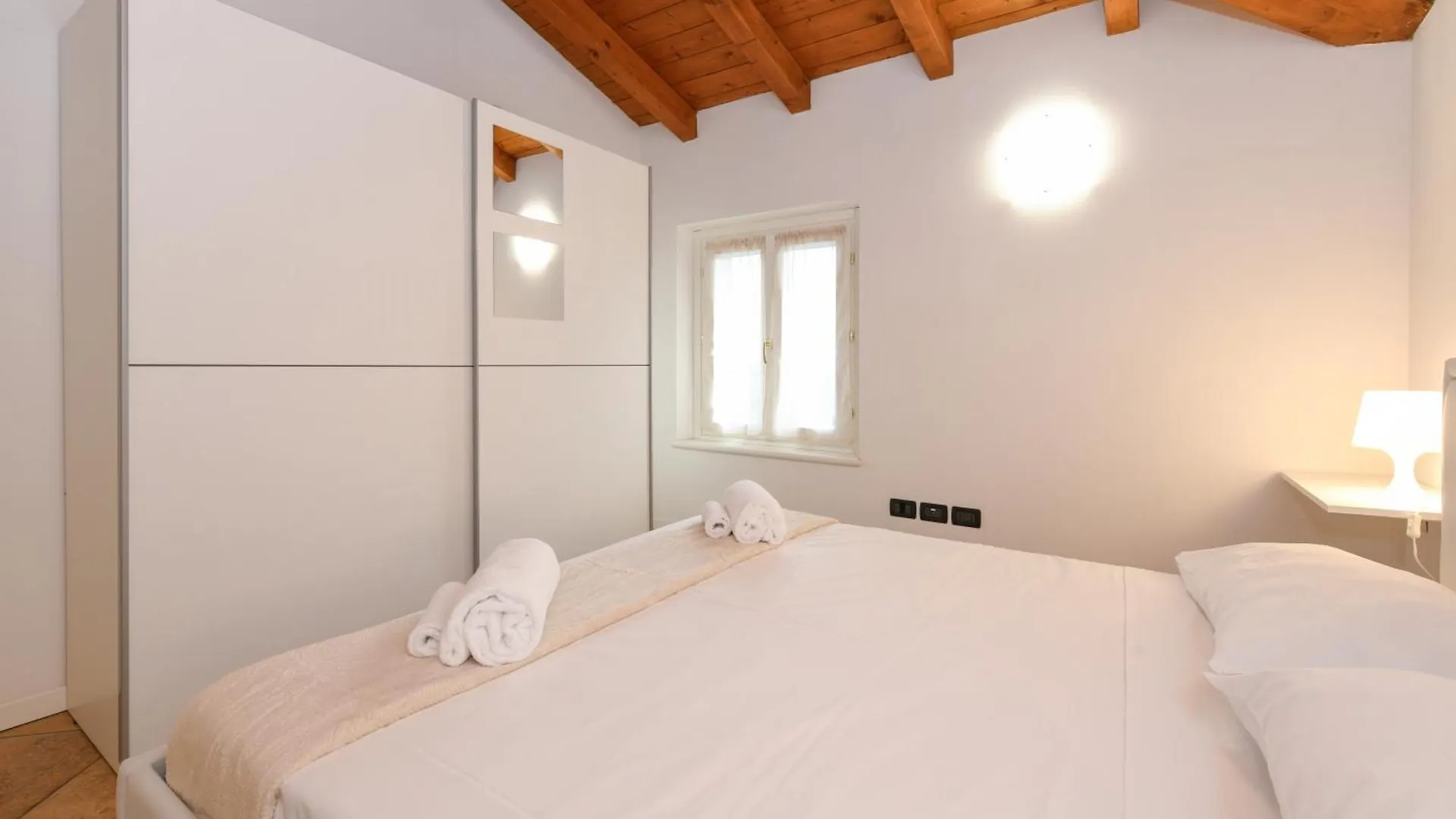 Wendy Apartment- Twobedroom & Pool & Parkprivatefree & Sports Desenzano del Garda Italy